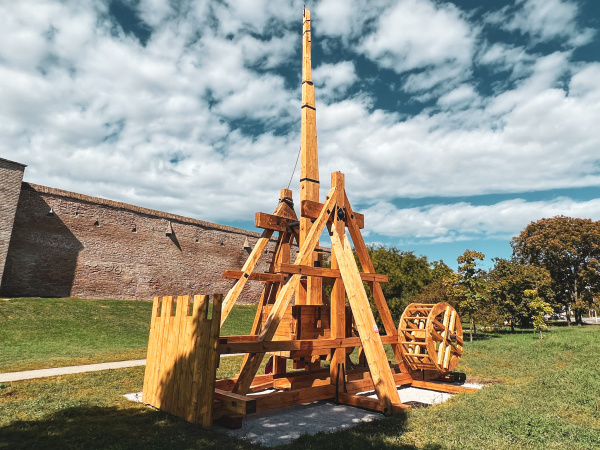 Stredoveký katapult - trebuchet na Hlbokej ulici. | Foto: red.