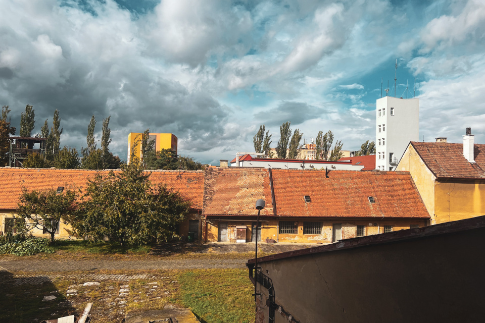 Pohľady z vnútorných priestorov smerom ku Rybníkovej ulici. | Foto: Pavol Holý, Trnavské rádio