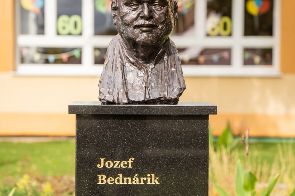 Busta Jozefa Bednárika pred ZŠ v Zelenči | Foto: Jozef Viskupič