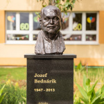 Busta Jozefa Bednárika pred ZŠ v Zelenči | Foto: Jozef Viskupič