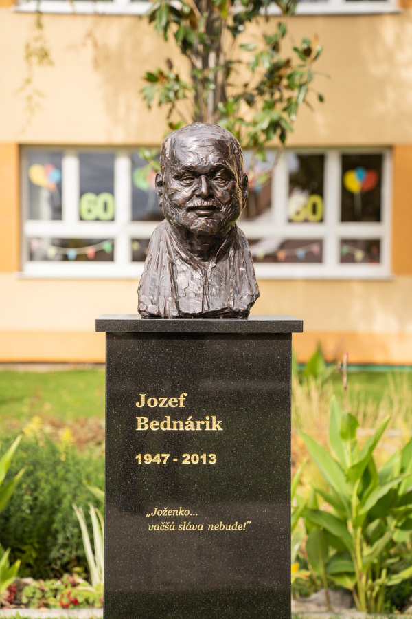 Busta Jozefa Bednárika pred ZŠ v Zelenči | Foto: Jozef Viskupič