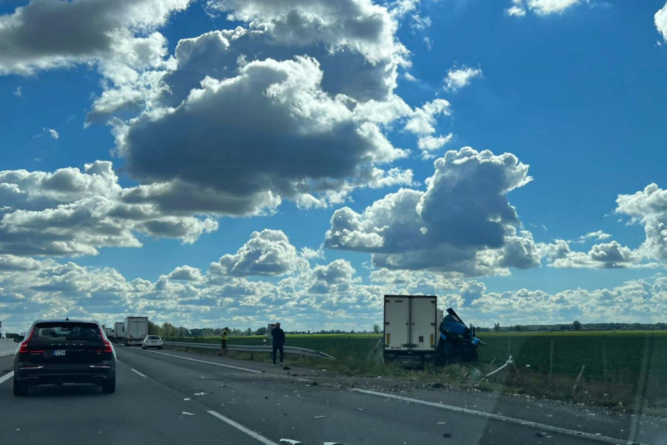 Čerstvá nehoda na D1 pred Trnavou v smere z Piešťan. | Zdroj: red.