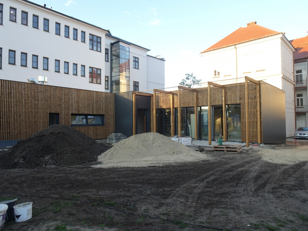 Letná čitáreň v knižnici Juraja Fándlyho v Trnave | Foto: Knižnica Juraja Fándlyho v Trnave