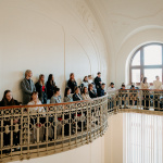 Ceremóniu sledovali študenti z balkóna | Zdroj: TRUNI/Barbora Likavská