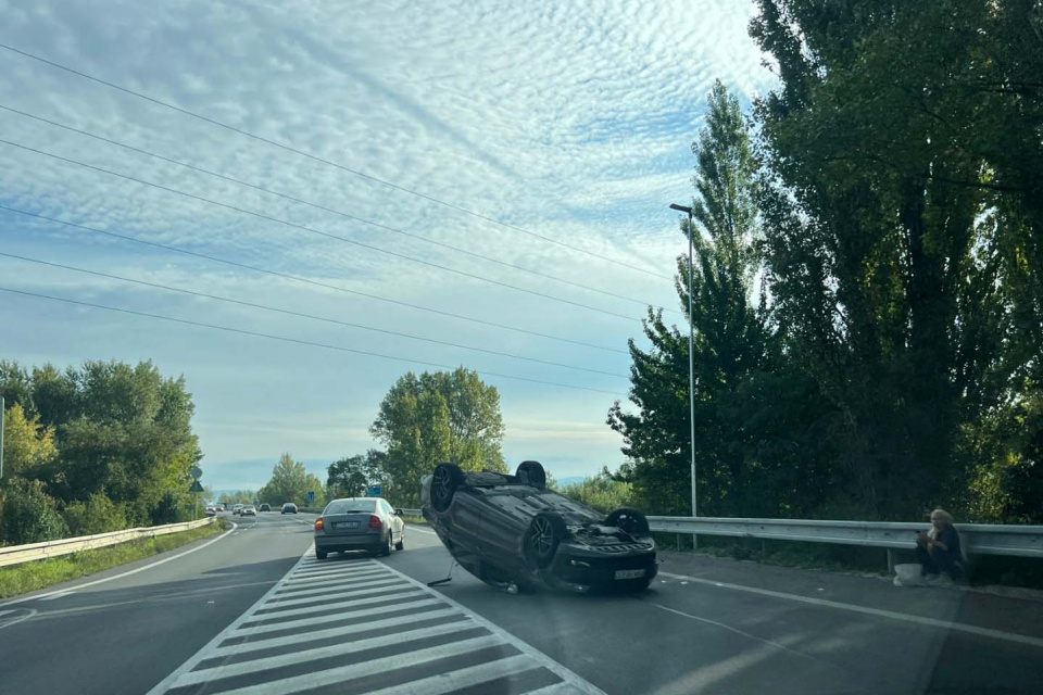 Nehoda v smere z Piešťan na Trebatice. | Zdroj: red.