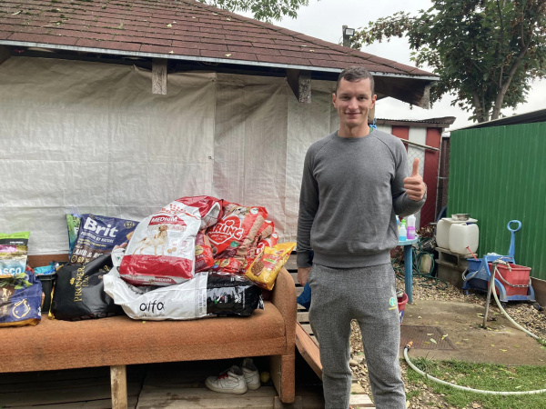 Martin Kosák s nádieľkou darčekov pre útulok (Foto Útulok Trnava, fb)