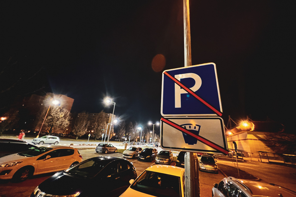 Parkovanie na Spartakovskej ulici. Vo všeobecnosti sa parkovanie v Trnave nepozdáva až tretine opýtaných. | Foto: Trnavské rádio