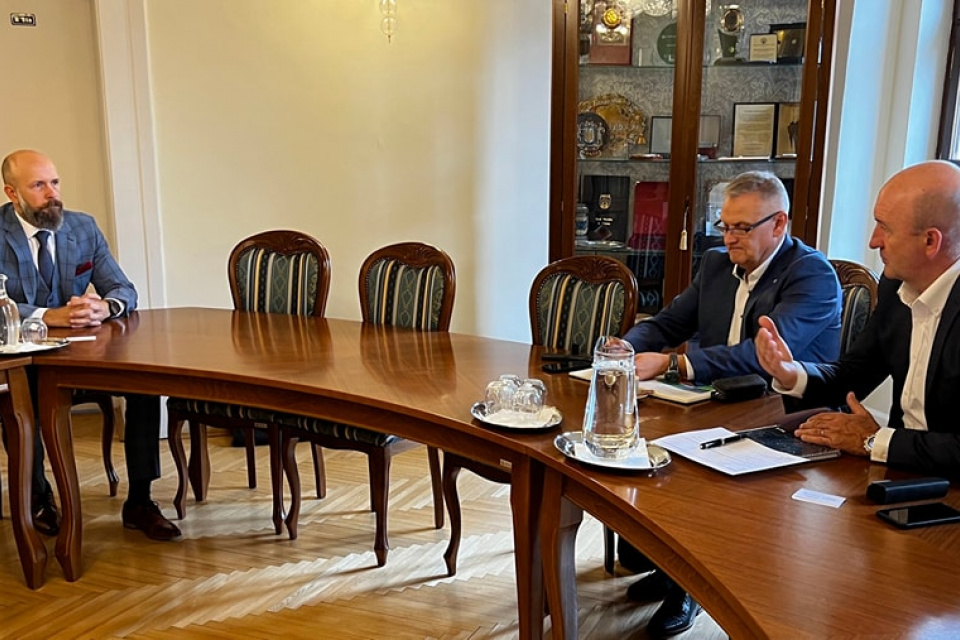 Peter Bročka na rokovaní s riaditeľmi MH Teplárenského holdingu a Stefe Trnava | Foto: Peter Bročka