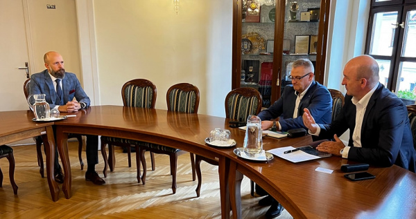 Peter Bročka na rokovaní s riaditeľmi MH Teplárenského holdingu a Stefe Trnava | Foto: Peter Bročka
