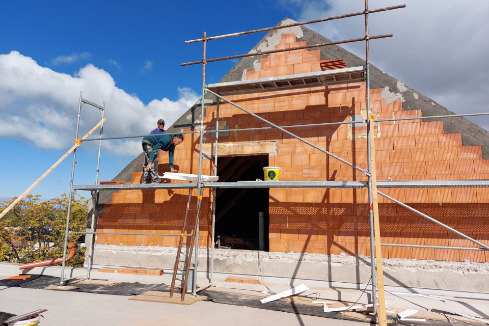 Práce na obnove základnej školy v mestskej časti Šulekovo napredujú | Zdroj: Mesto Hlohovec