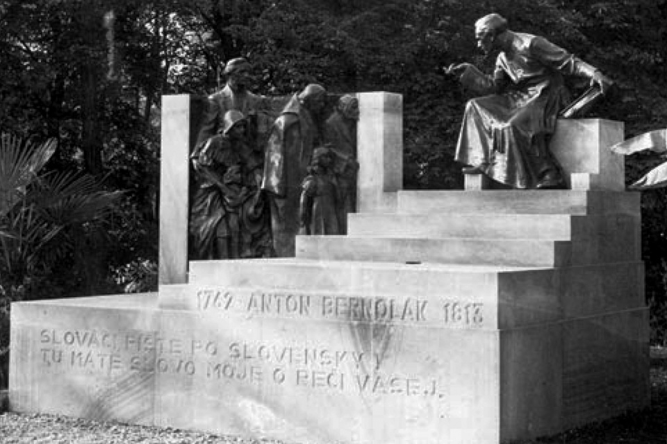 Pamätník v roku 1937. | Reprofoto: Novinky z radnice, zbierkový fond ZsM