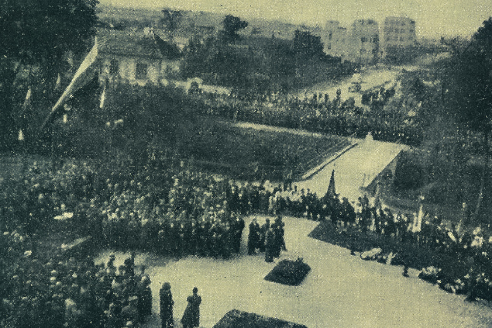 Jubilejné oslavy Antona Bernoláka v Trnave v roku 1937. Pohľad na most ponad Trnávku, dnešnú Hospodársku ulicu a štvrť Špíglsál. | Zdroj: Internet