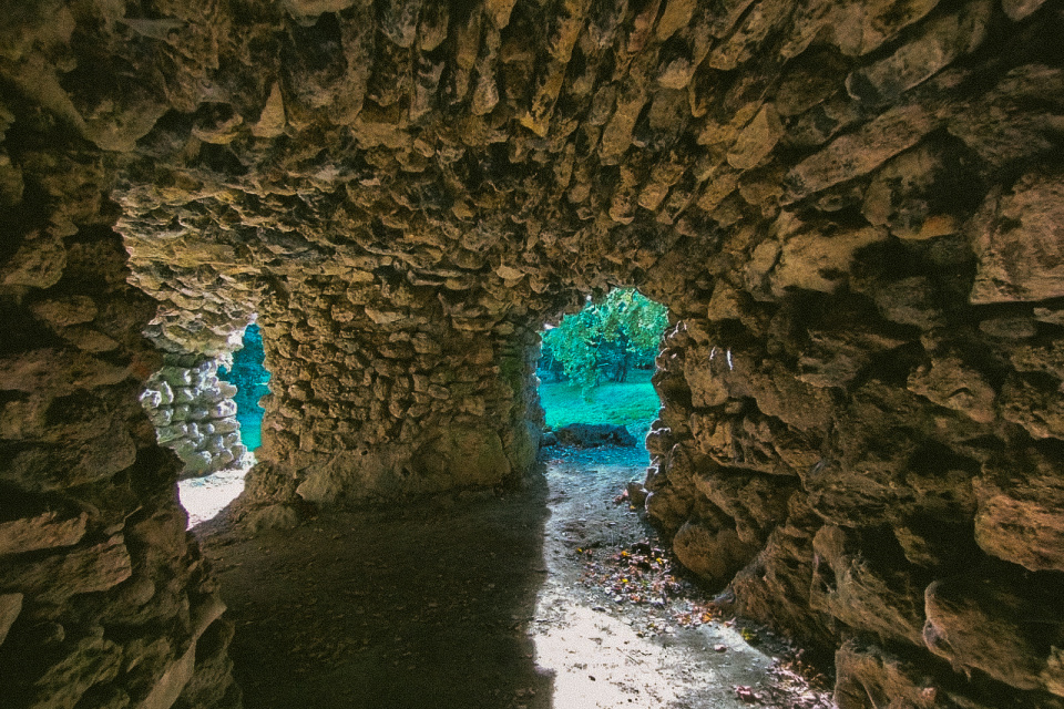 Umelá jaskyňa v areáli | Zdroj: KT 