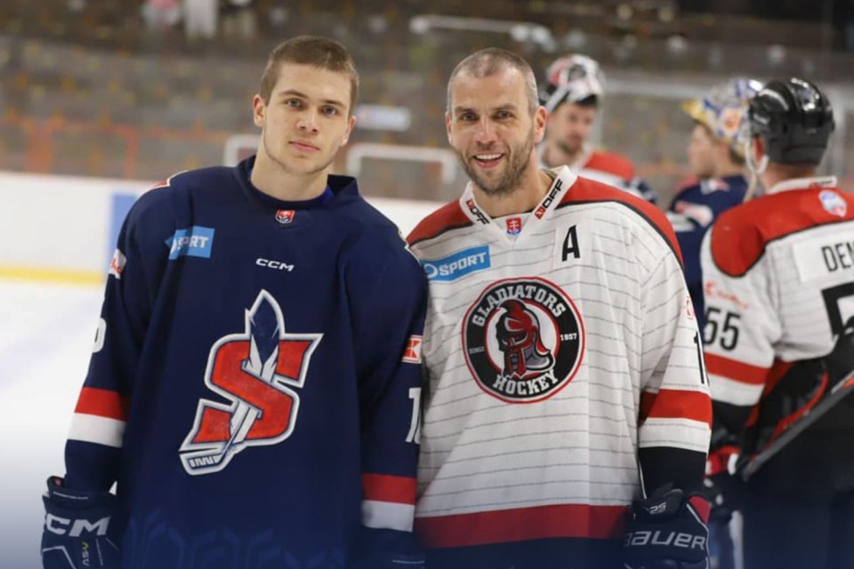 Otec so synom. | Zdroj: HK Gladiators Trnava