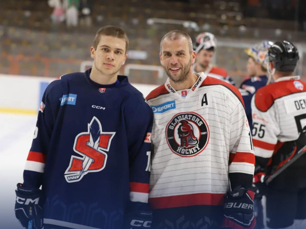 Otec so synom. | Zdroj: HK Gladiators Trnava