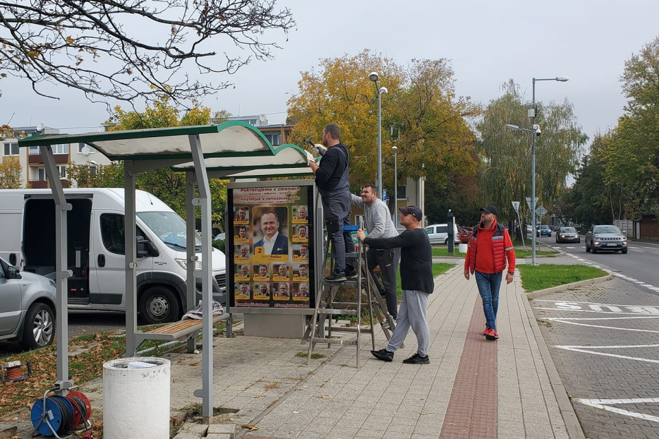Osádzanie autobusovej zastávky | Zdroj: Peter Paška
