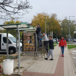 Osádzanie autobusovej zastávky | Zdroj: Peter Paška