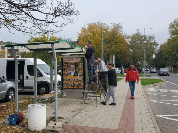 Osádzanie autobusovej zastávky | Zdroj: Peter Paška