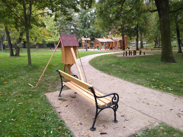 Nová lavička s búdkou v parku | Foto: Galantská knižnica Galanta