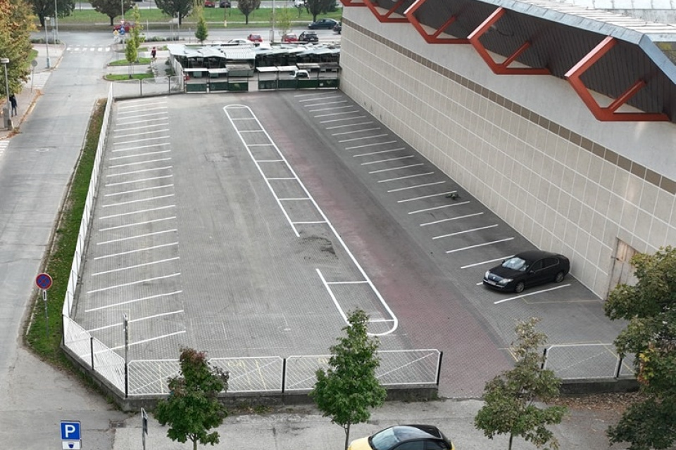 Nové parkovacie miesta pri zimáku | Zdroj: FB PB