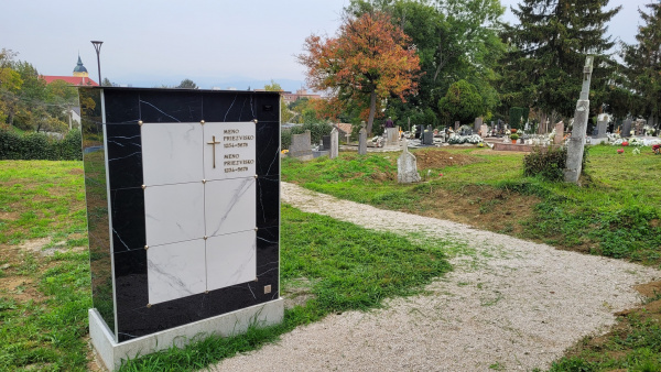 Hrobka určená na urny na cintoríne vo Vrbovom | Foto: Vrbové