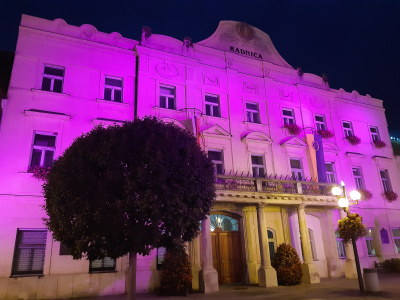 Pri tejto príležitosti sa do ružovej zahalí aj radnica | Zdroj: Mesto Trnava