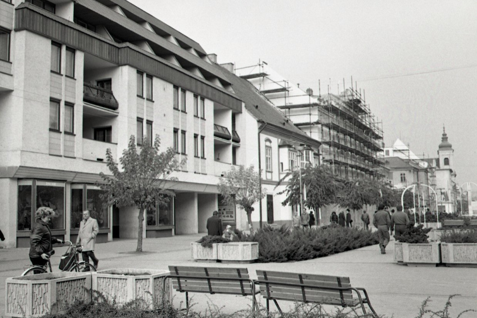 Celkový pohľad na historické centrum Trnavy, ktoré je  v rekonštrukcii v novembri 1987. | Zdroj: ČSTK / TASR