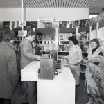 Na snímke je predavačka Edita Čechová v oddelení Gramo. | Foto: archív TASR, autor P. Neubauer/30. októbra 1980