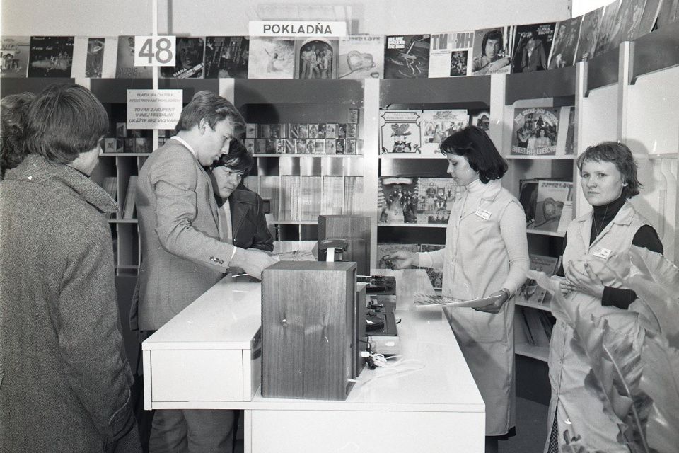 Na snímke je predavačka Edita Čechová v oddelení Gramo. | Foto: archív TASR, autor P. Neubauer/30. októbra 1980