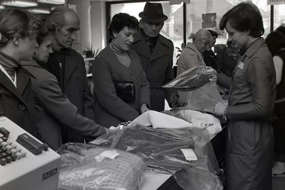 Mária Baláková predáva svetre v oddelení kusového textilu. | Foto: archív TASR, autor P. Neubauer/30. októbra 1980