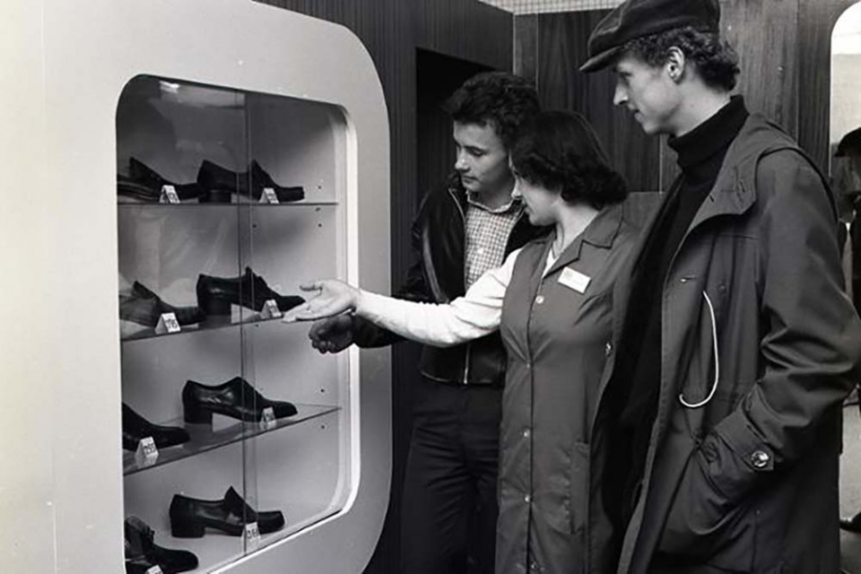 Predavačka Silvia Herdelová v oddelení obuvi. | Foto: archív TASR, autor P. Neubauer/30. októbra 1980