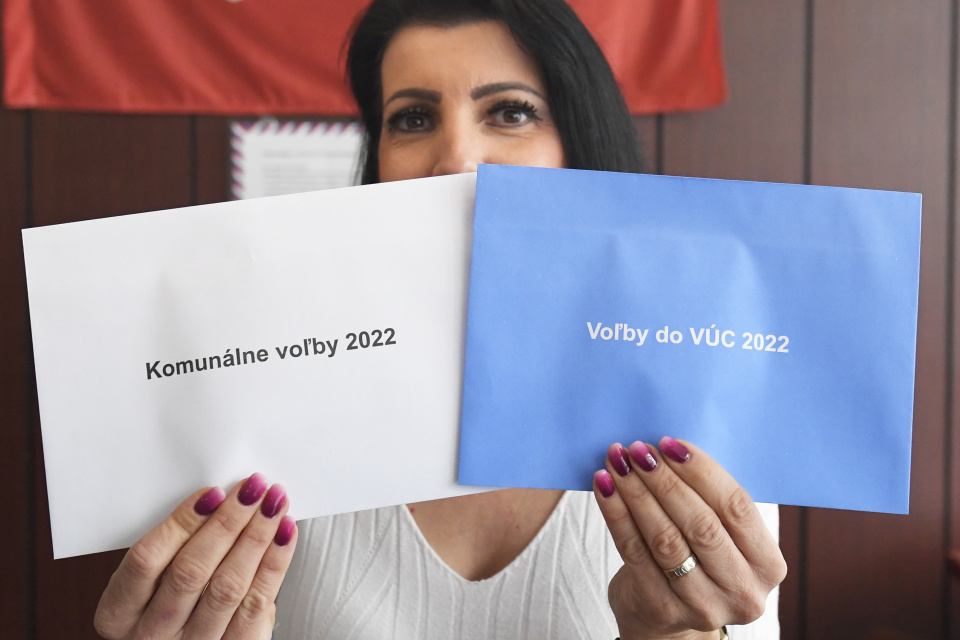 Voľby 2022: Biela a modrá sú farby spojených volieb. | Foto: TASR – František Iván