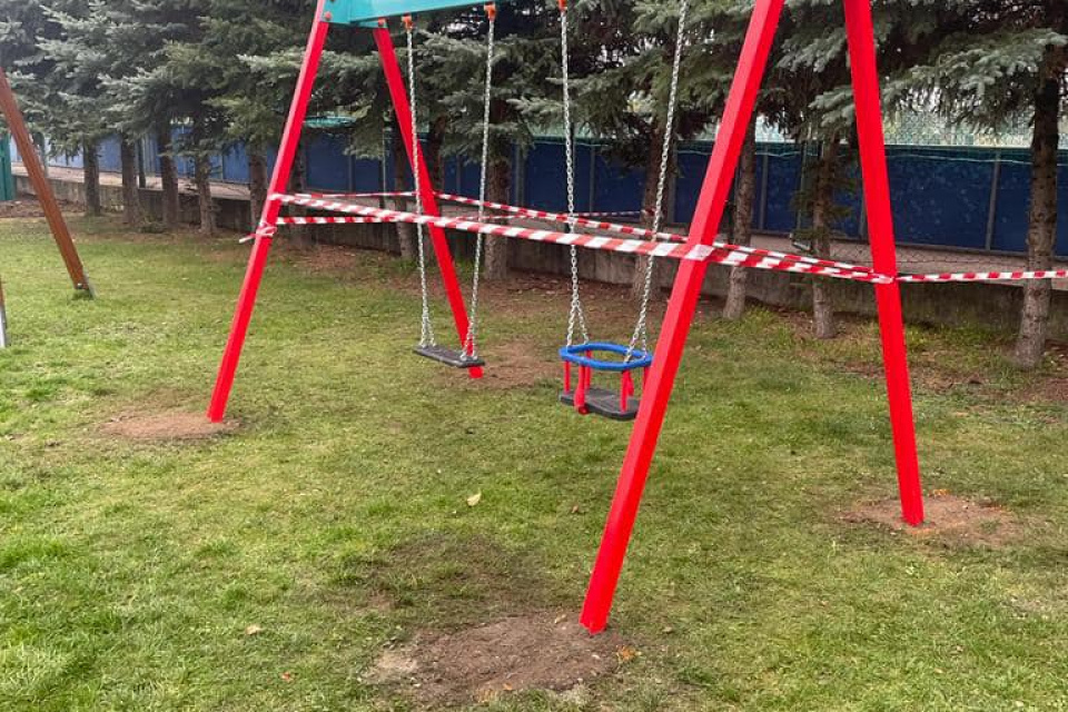 Nové hojdačky sprístupnia až zajtra | Foto: Obec Ružindol