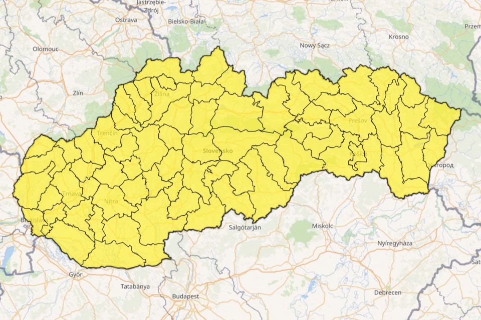 Výstraha 1. stupňa pred hmlami platí na celom Slovensku. | Zdroj: SHMÚ