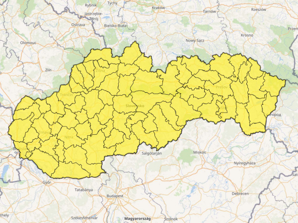Výstraha 1. stupňa pred hmlami platí na celom Slovensku. | Zdroj: SHMÚ