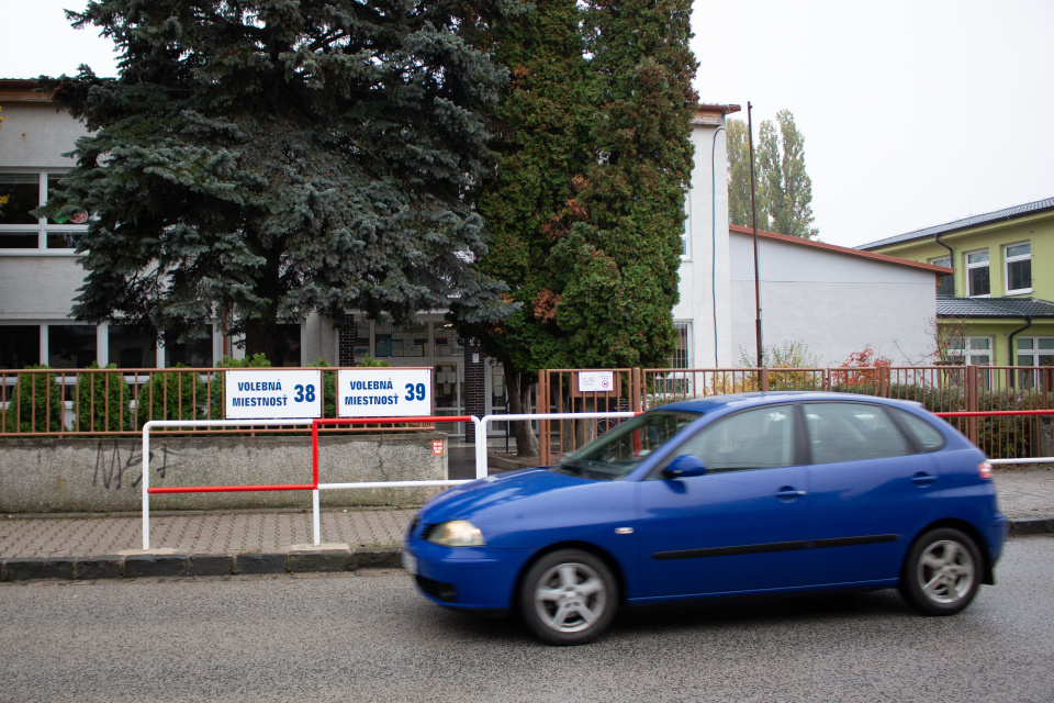 Škola na Gorkého v Trnave má dve volebné miestnosti | Zdroj: red.