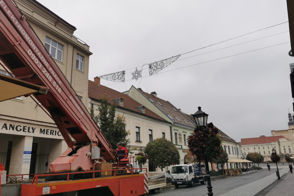 Vešanie vianočnej výzdoby v Trnave | Foto: Trnavské rádio