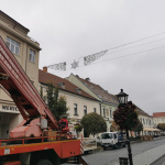 Vešanie vianočnej výzdoby v Trnave | Foto: Trnavské rádio