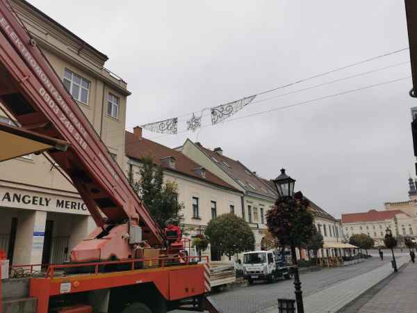 Vešanie vianočnej výzdoby v Trnave | Foto: Trnavské rádio