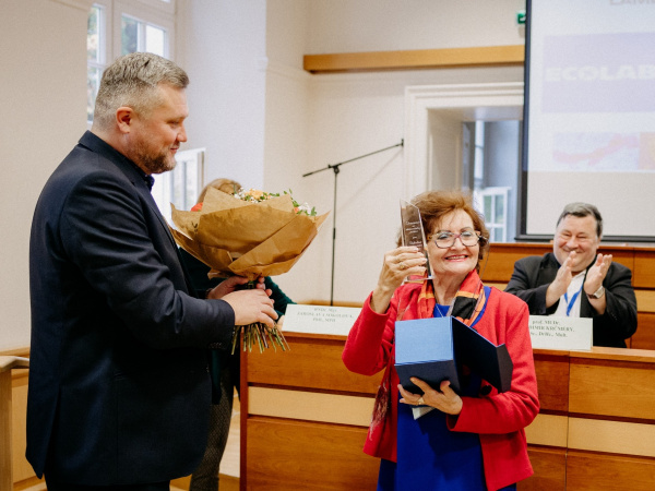 Ocenenie dostala doktorka od riaditeľa nemocnice | Zdroj: FN TT