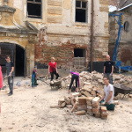 S opravami pomáhajú aj dobrovoľníci | Zdroj: Kaštieľ Jablonica