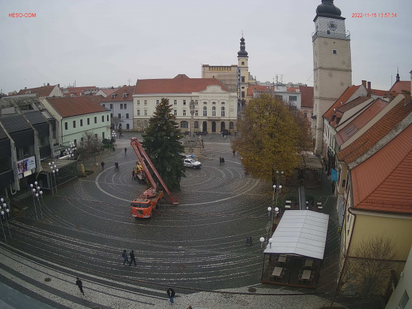 Na stromčeku visia zlaté gule | Zdroj: Heso-com.sk