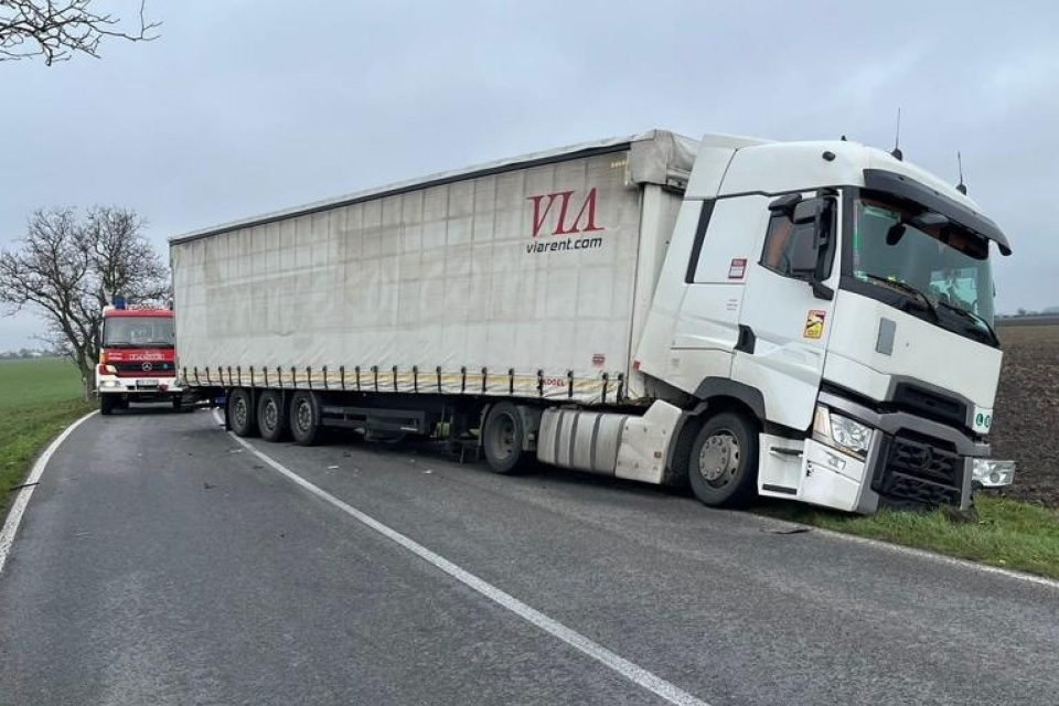 Kamión prekrížil cestu  | Zdroj: KRPZTT