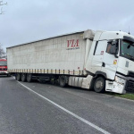 Kamión prekrížil cestu  | Zdroj: KRPZTT