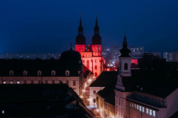 Pamiatky budú svietiť červenou farbou | Zdroj: ACN Slovensko