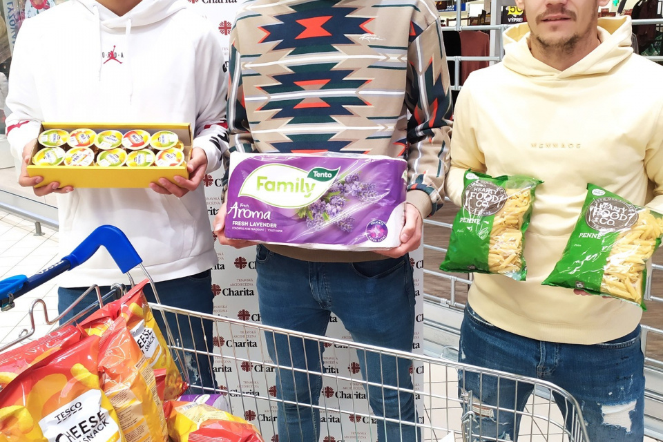 Hráči Spartaka darujú potraviny ľudom v núdzi | Foto: Trnavská arcidiecézna charita