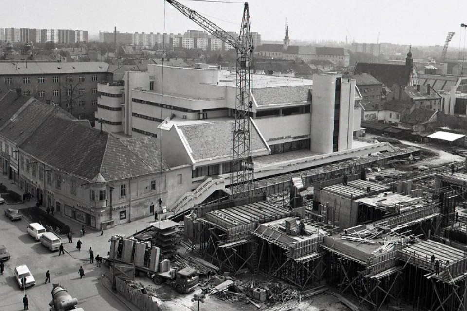 Výstavba v roku 1981. Pohľad z vtedajšieho Gottwaldovho námestia | Zdroj: Fotky stará Trnava