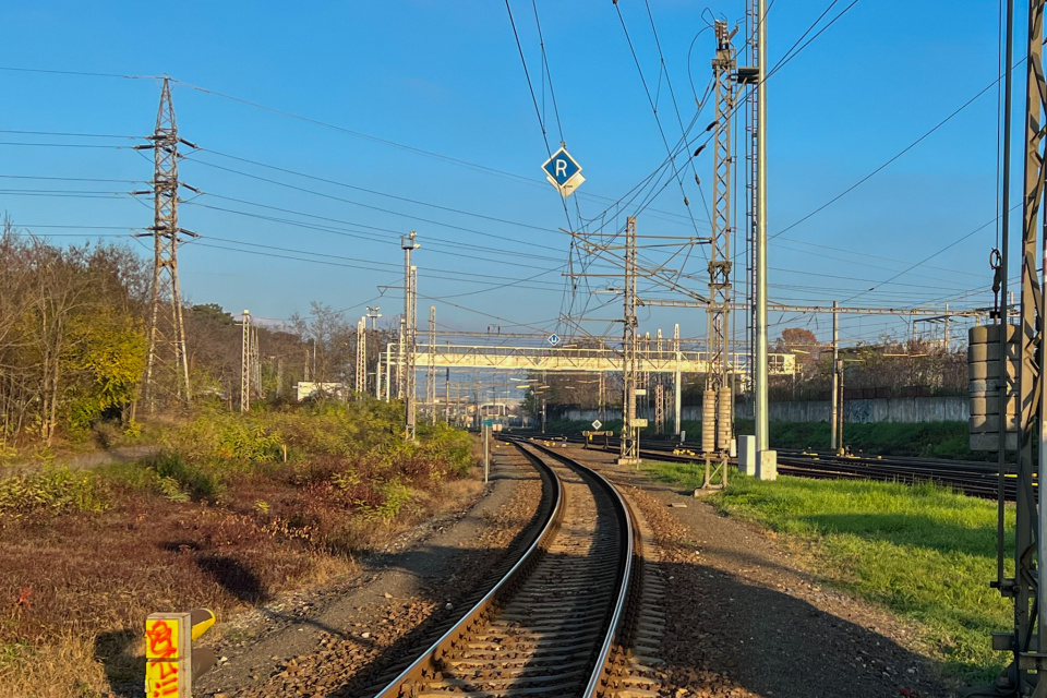 Koľajnice smerujúce zo Smoleníc do Trnavy. Opäť po nich začnú premávať vlaky. | Foto: red.