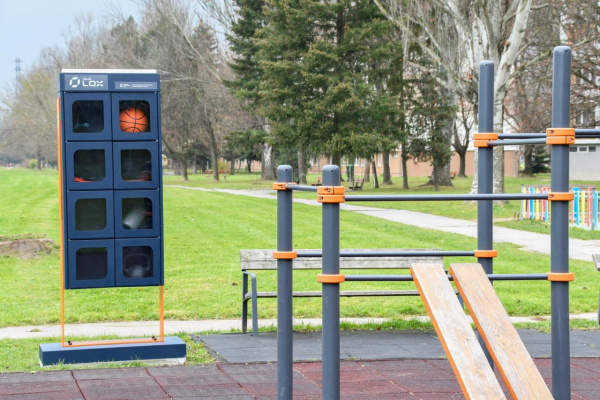 V skrinke nájdeme švihadlá aj basketbalové lopty. | Zdroj: Mesto Piešťany