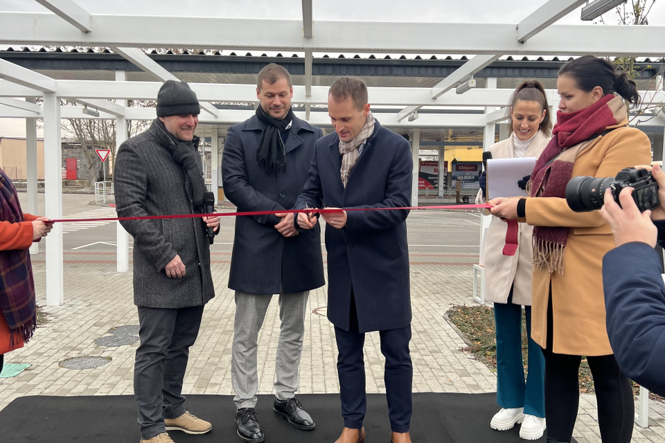 Primátor Piešťan, Peter Jančovič prestriháva pásku na novej autobusovej stanici v Piešťanoch